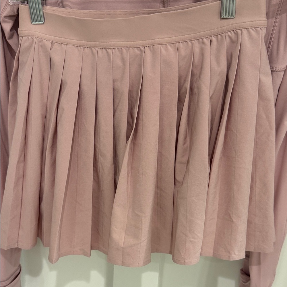 Lululemon Athletica high rise pleated skirt Soft size 4
